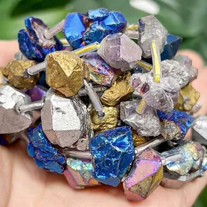 Nahaufnahme von mehrfarbig galvanisierten Amethyst-Rohsteinperlen für Schmuck DIY