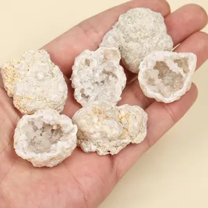 Détail de pierres minérales géodes d'agate naturelle montrant la texture du cristal