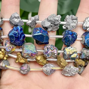 Nahaufnahme von 16-18mm galvanisierten Amethystperlen in verschiedenen gemischten Metallic-Farben.