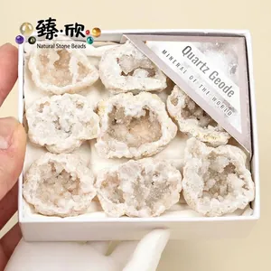 Spécimens minéraux naturels de géode de quartz dans un coffret cadeau blanc élégant