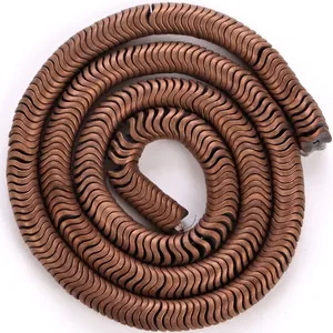 Gros plan sur des perles d'espacement en hématite ondulée de 6 mm couleur cuivre DIY