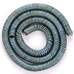 Vue macro de perles d'espacement en hématite colorée de 6 mm pour bijoux faits main.