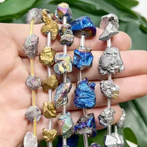 Makroaufnahme von 16-18 mm unregelmäßigen galvanisierten Amethystperlen für DIY-Schmuck