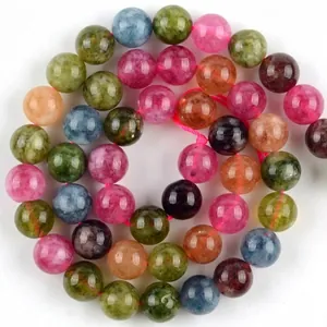 Primo piano di perle tonde in pietra naturale tormalina colorata per gioielli fai da te