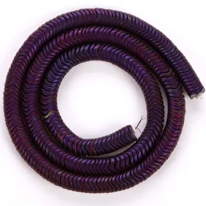Détail macro de perles d'espacement ondulées métalliques violettes de 6 mm pour bijoux
