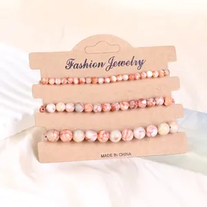 Detailansicht des dreiteiligen Natursteinarmband-Sets mit rosa Marmormuster