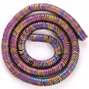 Gros plan de perles d'espacement en hématite ondulées de 6 mm avec un fini métallique arc-en-ciel