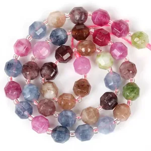 Dettaglio macro di perle sfaccettate in pietra naturale di tormalina per gioielli fai da te