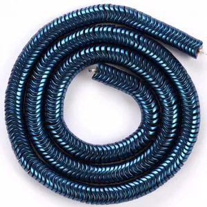 Détail macro de perles d'espacement en hématite bleue ondulée de 6 mm pour bijoux DIY
