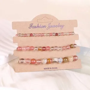 Detaillierte Nahaufnahme des dreiteiligen Armbandsets aus Naturstein auf Kraftpapier-Display