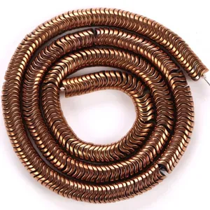 Gros plan de perles d'espacement en hématite bronze ondulées de 6 mm pour bijoux DIY.