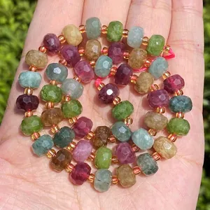 Primo piano dettagliato di perle di tormalina naturale multicolore sfaccettate per gioielli