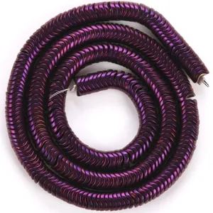 Vue macro de perles d'espacement ondulées métalliques violettes de 6 mm pour bijoux DIY