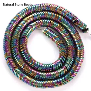 Gros plan sur des perles d'hématite ondulées arc-en-ciel de 6 mm pour bijoux DIY.