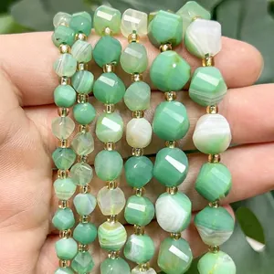 Nahaufnahme der Textur von natürlichen grünen facettierten Achatperlen für DIY-Schmuck
