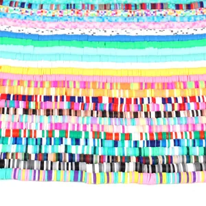 Detalle macro de cuentas heishi de arcilla polimérica de colores para bisutería DIY.