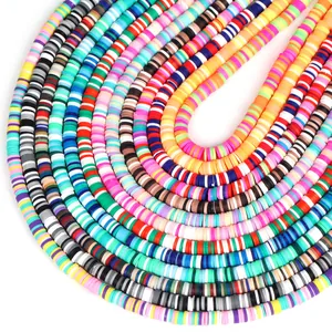 Vista detallada de cuentas Heishi de arcilla polimérica de colores para bisutería DIY