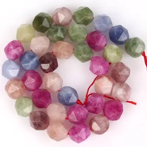 Vista ravvicinata di perle di tormalina sfaccettate multicolori per creazione gioielli