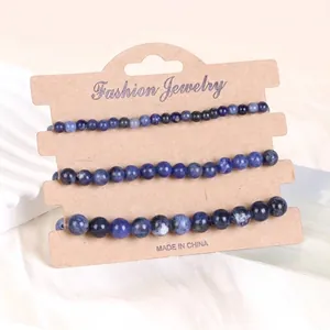 Detailansicht von 3er-Set Naturstein-Armbändern auf Kraftpapier-Displaykarte