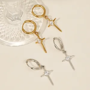 Boucles d'oreilles créoles croix minimalistes en acier inoxydable et zircone doré et argent.
