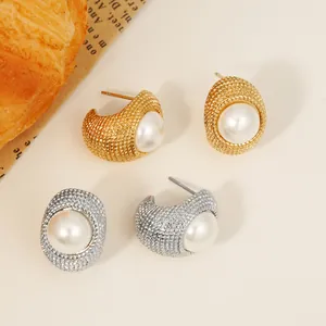 Elegante 316 roestvrijstalen pareloorsteker met getextureerde metalen afwerking voor dames.