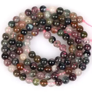 Dettaglio macro di perle tonde di tormalina naturale multicolore per gioielli fai da te