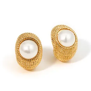 Elegante oorknopjes van 316 roestvrij staal met gouden textuur en grote witte parels