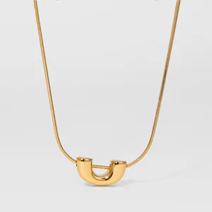 Collana minimalista in acciaio inossidabile dorato con ciondolo a U geometrico