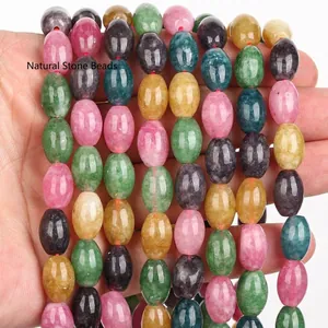 Primo piano di perle di pietra naturale ovali multicolori per la creazione di gioielli fai-da-te