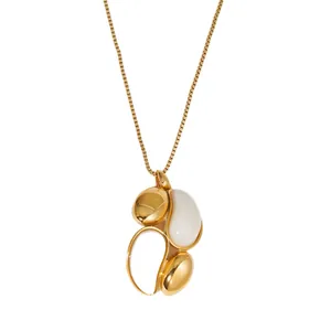Elegante goldene Edelstahlkette mit organischem Anhänger aus weißem Harz und Goldstein