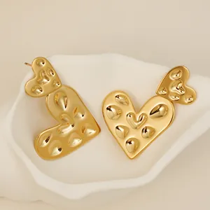 Boucles d'oreilles cœur en acier inoxydable 316L plaqué or PVD avec texture martelée
