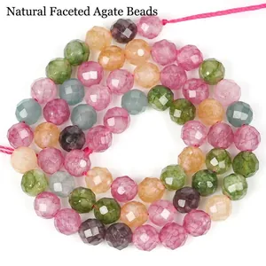 Primo piano di perle in pietra di tormalina naturale sfaccettate multicolore per fai da te