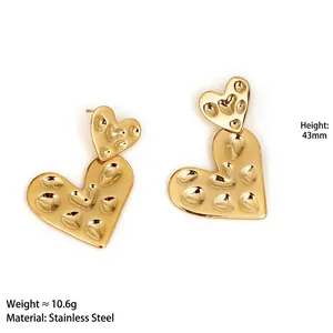 Boucles d'oreilles pendantes double cœur en acier inoxydable doré PVD, 43 mm.