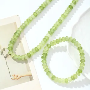 Primer plano de conjunto de collar y pulsera de cuentas de cristal verde natural