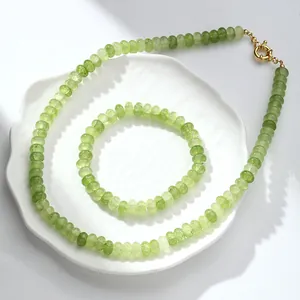 Vista detallada del conjunto de collar y pulsera de cuentas de cuarzo craquelado verde