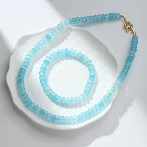 Conjunto de collar y pulsera de cuentas de cristal azul claro en plato de concha elegante