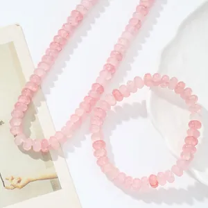 Detalle de cerca del conjunto de collar y pulsera de cuentas de cristal rosa natural