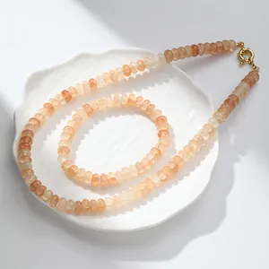 Vista detallada del elegante conjunto de collar y pulsera de cuentas de cristal craquelado naranja