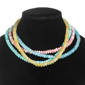 Collares de cuentas de cristal craquelado de colores sobre soporte de exhibición negro