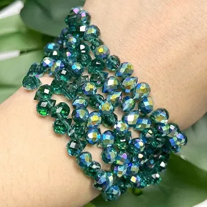 Nahaufnahme von funkelnden 6 mm grünen AB-Tropfenkristallperlen für DIY-Schmuck
