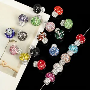 Detailaufnahme bunter, mit Strass besetzter Pilzperlen für die DIY-Schmuckherstellung