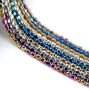 Dettaglio di perle di ematite ovali metallizzate in vari colori per gioielli fai da te