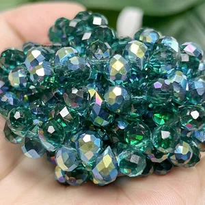 Detailansicht von 6mm facettierten grünen AB-Erdbeerkristallperlen für DIY-Schmuck
