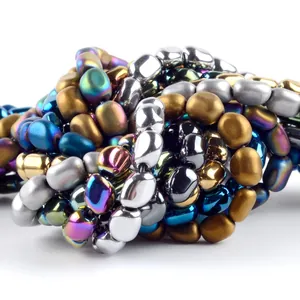 Primo piano di perle di ematite ovale multicolore con lucentezza metallica per gioielli