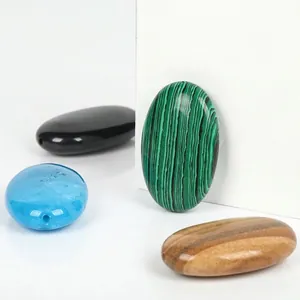 Nahaufnahme verschiedener ovaler Natursteinperlen mit geraden Löchern für Schmuck-DIY