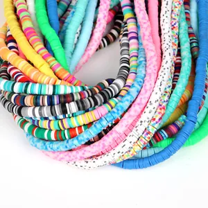 Primer plano de cuentas Heishi de arcilla polimérica de colores para joyería artesanal