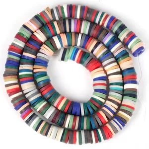 Vista macro de cuentas heishi de arcilla polimérica de colores para hacer joyas DIY