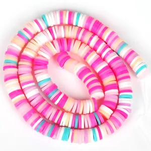 Primer plano de cuentas heishi de arcilla polimérica de colores para joyería DIY