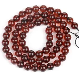 Nahaufnahme von polierten rotbraunen Naturbernsteinperlen für DIY-Schmuck