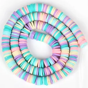 Detalle de cuentas Heishi de arcilla polimérica de colores para manualidades de joyería